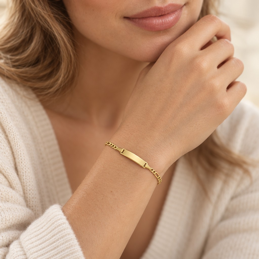 Armbänder aus Gold, getragen von einem Model (AI Generated)