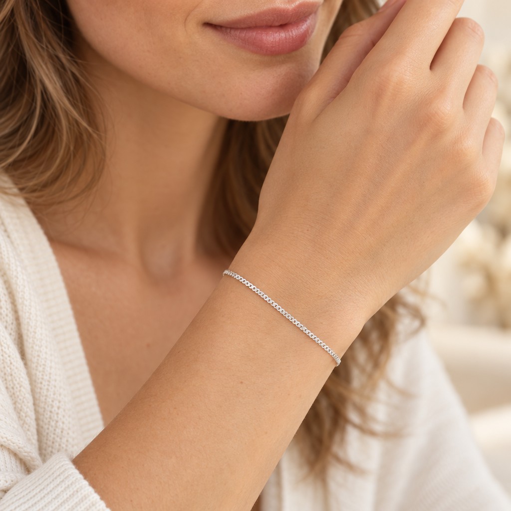 Armbänder aus Silber, getragen von einem Model (AI Generated)